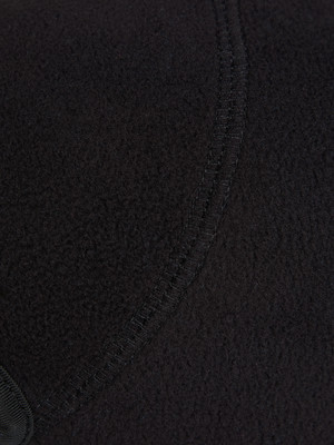 Detail eines schwarzen Fleece-Stoffs mit einer Naht.