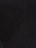 Detail eines schwarzen Fleece-Stoffs mit einer Naht.