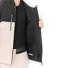 Ein Mann in einer schwarzen Jacke mit einem beige Teil zeigt die Innentasche.