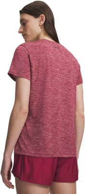 Frau in einem roten T-Shirt und Shorts mit Seitenstreifen. Frau in einem roten T-Shirt und Shorts mit Seitenstreifen.