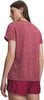 Frau in einem roten T-Shirt und Shorts mit Seitenstreifen.