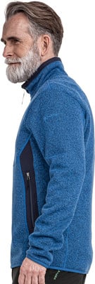Mann in blauer Fleecejacke mit dunkleren Einsätzen und Reißverschluss. Mann in blauer Fleecejacke mit dunkleren Einsätzen und Reißverschluss.
