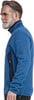 Mann in blauer Fleecejacke mit dunkleren Einsätzen und Reißverschluss.