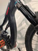 Detail des Rahmens und der Federgabel eines BH-Mountainbikes.