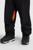 Schwarze Hose mit orangenem Detail und schwarzen Stiefeln im Schnee.