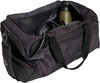 Schwarze Sporttasche mit Flasche und Sonnenbrille darin.