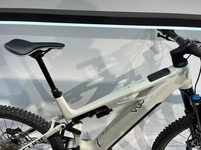 Ein weißes E-Mountainbike mit schwarzem Sattel und Federung. Ein weißes E-Mountainbike mit schwarzem Sattel und Federung.