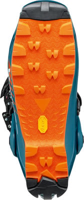 Blick auf die Sohle eines Skischuhs mit orangefarbenem Muster und Vibram-Logo. Blick auf die Sohle eines Skischuhs mit orangefarbenem Muster und Vibram-Logo.