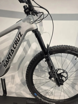 Detail eines Santa Cruz Mountainbikes mit Rock Shox Federung und Schwalbe Reifen. Detail eines Santa Cruz Mountainbikes mit Rock Shox Federung und Schwalbe Reifen.