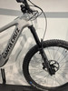 Detail eines Santa Cruz Mountainbikes mit Rock Shox Federung und Schwalbe Reifen.