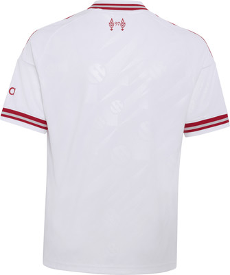 Weißes Fußballtrikot mit roten Streifen an Ärmeln und Kragen. Weißes Fußballtrikot mit roten Streifen an Ärmeln und Kragen.