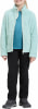 Mädchen in einem türkisfarbenen Fleece-Pullover, blauem T-Shirt und schwarzer Hose.