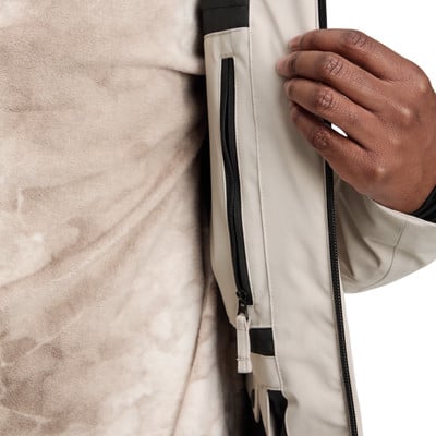 Detail einer Jacke mit Reißverschlusstasche und Innenfutter.