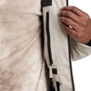 Detail einer Jacke mit Reißverschlusstasche und Innenfutter.