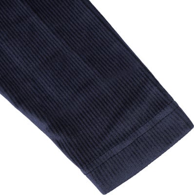 Dunkelblaue Manschette mit feinem Rippstrickmuster. Dunkelblaue Manschette mit feinem Rippstrickmuster.