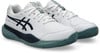 Weiße Tennisschuhe mit dunkelblauen Streifen und grüner Sohle.