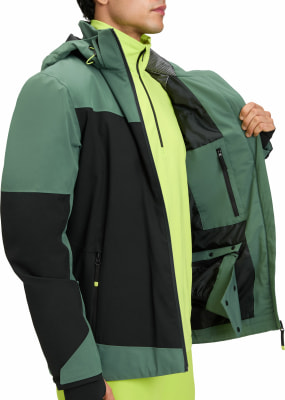 Mann in einer grünen Jacke mit schwarzen Einsätzen und einem gelben Hemd darunter. Mann in einer grünen Jacke mit schwarzen Einsätzen und einem gelben Hemd darunter.