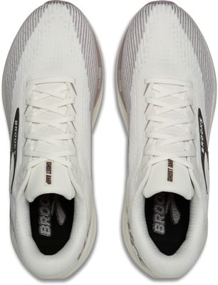 Weiße Brooks Laufschuhe mit grauen Streifen und Logo an der Innenseite. Weiße Brooks Laufschuhe mit grauen Streifen und Logo an der Innenseite.