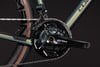 Detail des vorderen Umwerfers und der Kurbelgarnitur eines Cube-Fahrrads.