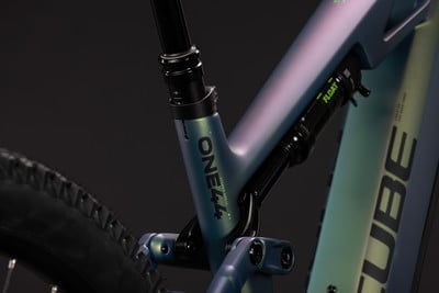 Rahmendetail eines Mountainbikes mit Dämpfer und ONE44-Aufschrift.