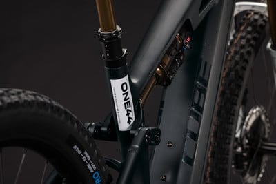 Detail des hinteren Federungsteils eines Cube Mountainbikes mit Fox-Dämpfer.