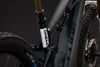 Detail des hinteren Federungsteils eines Cube Mountainbikes mit Fox-Dämpfer.