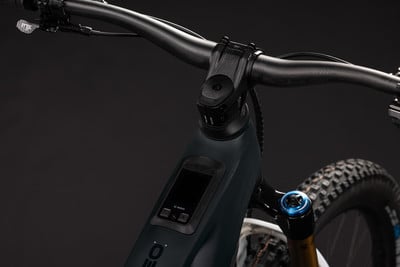 Detail eines E-Mountainbikes mit Display am Rahmen und Federung.