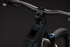 Detail eines E-Mountainbikes mit Display am Rahmen und Federung.
