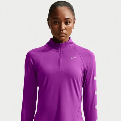 Frau in einem dunkelvioletten Langarmshirt mit Nike-Logo. Frau in einem dunkelvioletten Langarmshirt mit Nike-Logo.