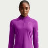 Frau in einem dunkelvioletten Langarmshirt mit Nike-Logo.