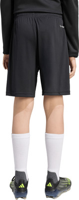 Rückansicht von schwarzen Fußballshorts mit weißen Socken und Fußballschuhen. Rückansicht von schwarzen Fußballshorts mit weißen Socken und Fußballschuhen.