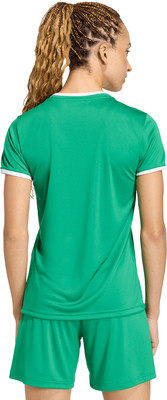 Grünes Sport-Set für Damen mit weißer Paspel am T-Shirt. Grünes Sport-Set für Damen mit weißer Paspel am T-Shirt.