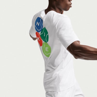 Ein Mann in einem weißen T-Shirt mit buntem Aufdruck auf dem Rücken.
