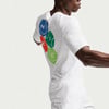 Ein Mann in einem weißen T-Shirt mit buntem Aufdruck auf dem Rücken.