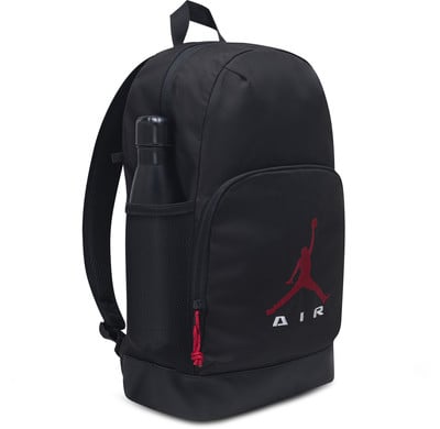 Schwarzer Jordan Rucksack mit rotem Logo und seitlicher Netztasche für eine Flasche.