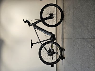 Ein Genesis Mountainbike hängt an einem Ständer an der Wand. Ein Genesis Mountainbike hängt an einem Ständer an der Wand.