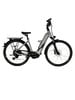 Silbernes E-Bike mit Gepäckträger und Schutzblechen auf weißem Hintergrund.