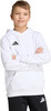 Junge in weißem Kapuzenpullover und schwarzer Hose mit Adidas-Logo.
