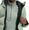 Detail einer Damen-Daunenjacke mit dunklem Futter und Reißverschluss.