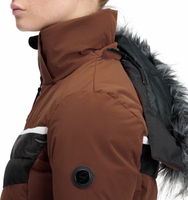 Detail einer braunen Damenjacke mit Pelzkragen und schwarzen Details.