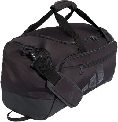 Schwarze Adidas Sporttasche mit verstellbarem Gurt und Henkeln. Schwarze Adidas Sporttasche mit verstellbarem Gurt und Henkeln.