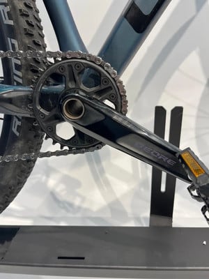 Detail des Fahrrad-Kettenblatts und der Kurbel von Deore. Detail des Fahrrad-Kettenblatts und der Kurbel von Deore.