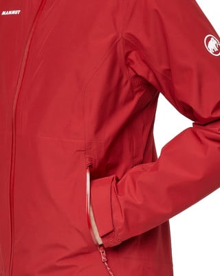 Detail einer roten Mammut-Jacke mit sichtbarer Reißverschlusstasche. Detail einer roten Mammut-Jacke mit sichtbarer Reißverschlusstasche.