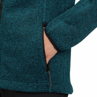 Hand in der Tasche einer dunkelgrünen Fleecejacke mit Reißverschluss. Hand in der Tasche einer dunkelgrünen Fleecejacke mit Reißverschluss.