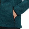 Hand in der Tasche einer dunkelgrünen Fleecejacke mit Reißverschluss.