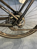 Detail eines schwarzen Fahrradhinterrads mit Kassette und Scheibenbremse.