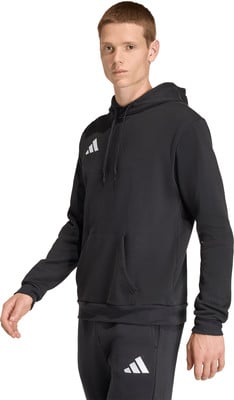 Ein Mann in einem schwarzen Hoodie und Hose mit Adidas-Logo. Ein Mann in einem schwarzen Hoodie und Hose mit Adidas-Logo.