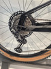 Detail eines Mountainbike-Schaltwerks mit Kassette und Kette.