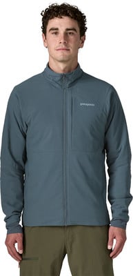Mann in dunkelblauer Patagonia-Jacke und grüner Hose.