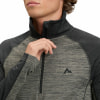 Nahaufnahme eines Mannes, der einen dunkelgrauen Pullover mit McKinley-Logo anzieht.